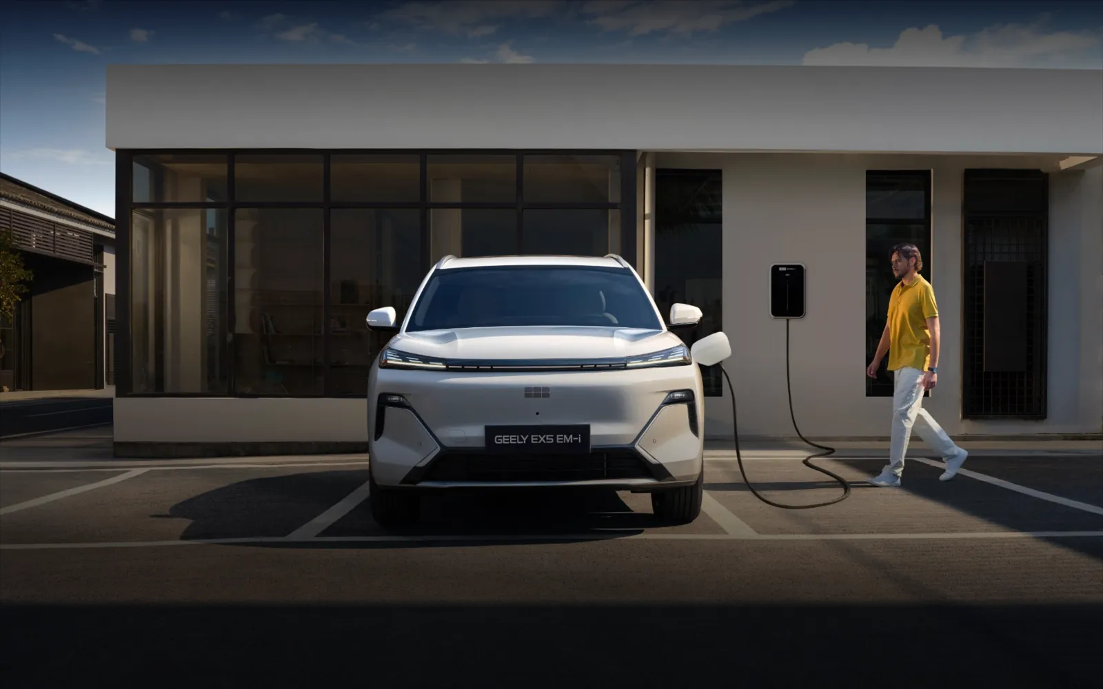 Vehículo eléctrico cargando en casa